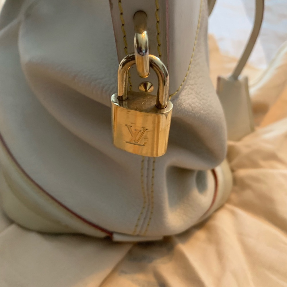 Louis Vuitton Cream Suhali Leather Lockit GM bag. - Picture 2 of 6